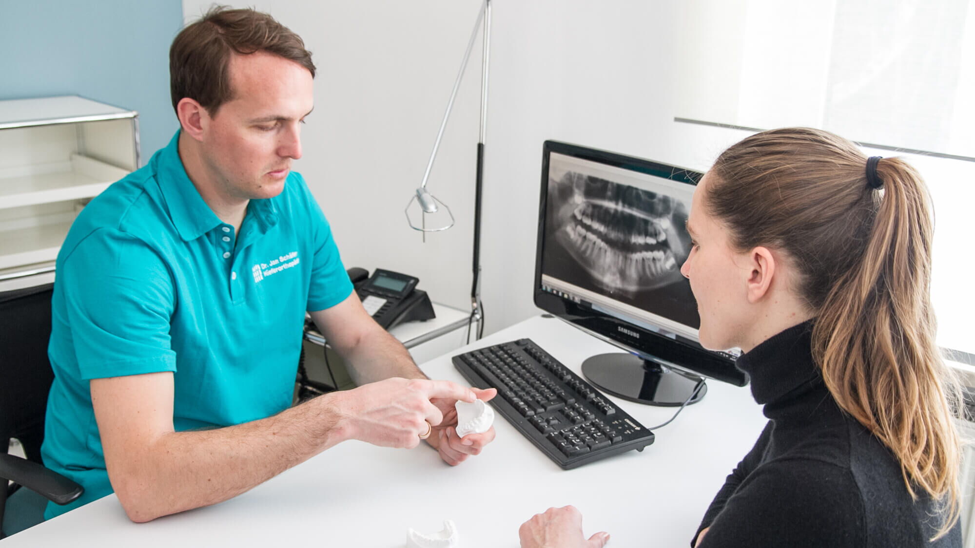 Dr. Jan Schäfer - Kieferörthopäde in Marktheidenfeld beim Beratungsgespräch